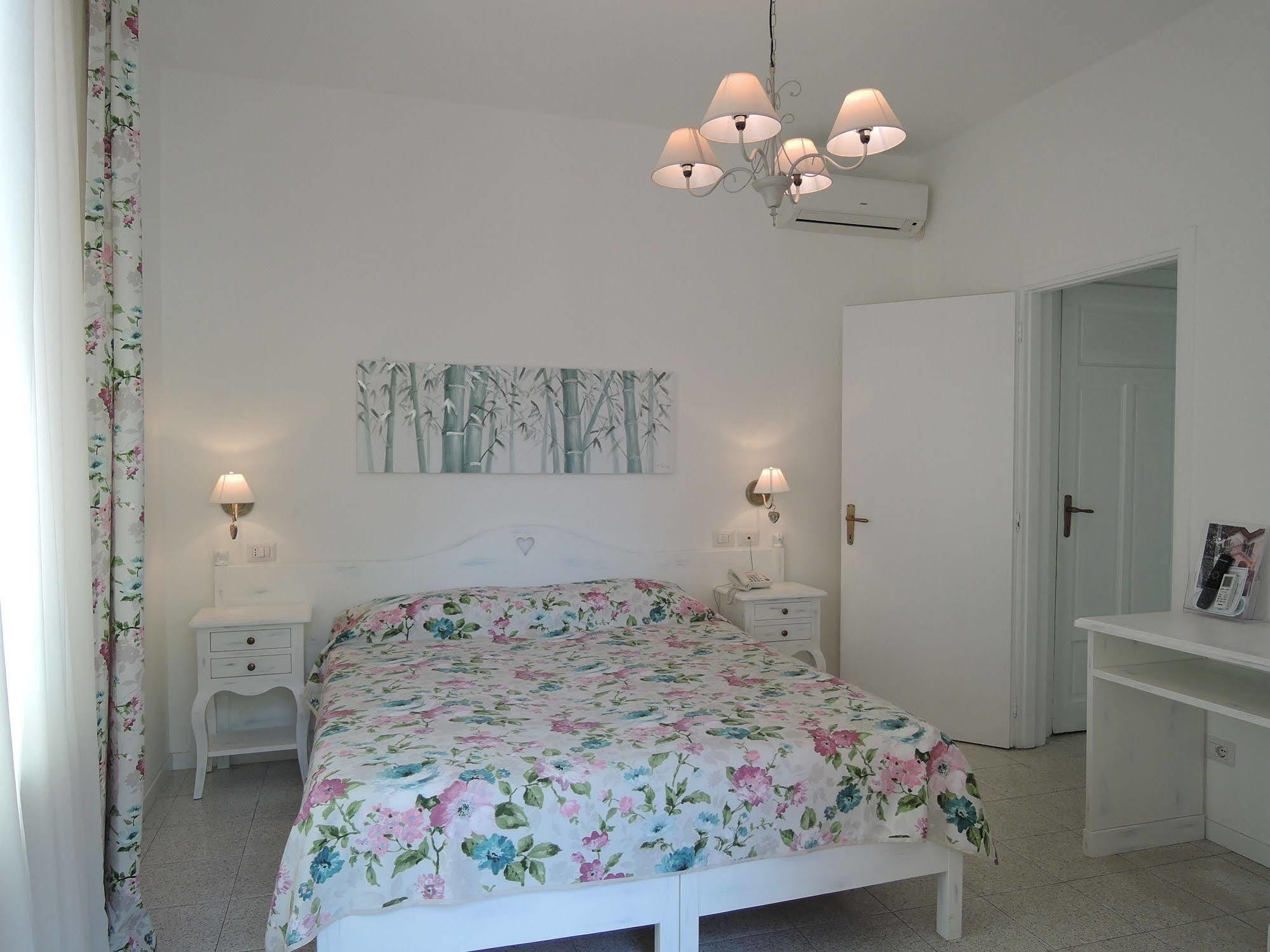 Hotel La Scogliera บอร์ดิเกรา ภายนอก รูปภาพ